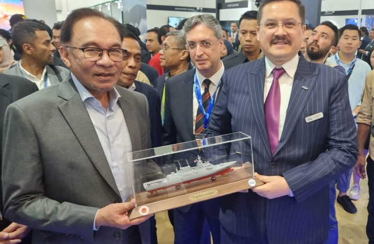 Malaysian Prime Minister Touring the Booths at LIMA ‘23